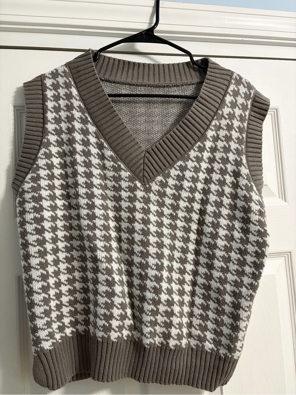 V-Neck Houndstooth Knit Sweater Vest in Gray and White